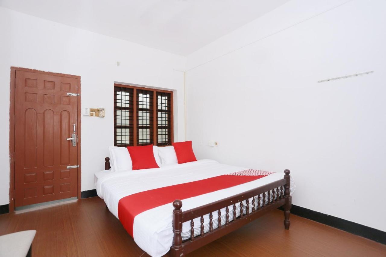 Oyo Flagship Kaveri Tourist Home Guruvayur Exterior photo
